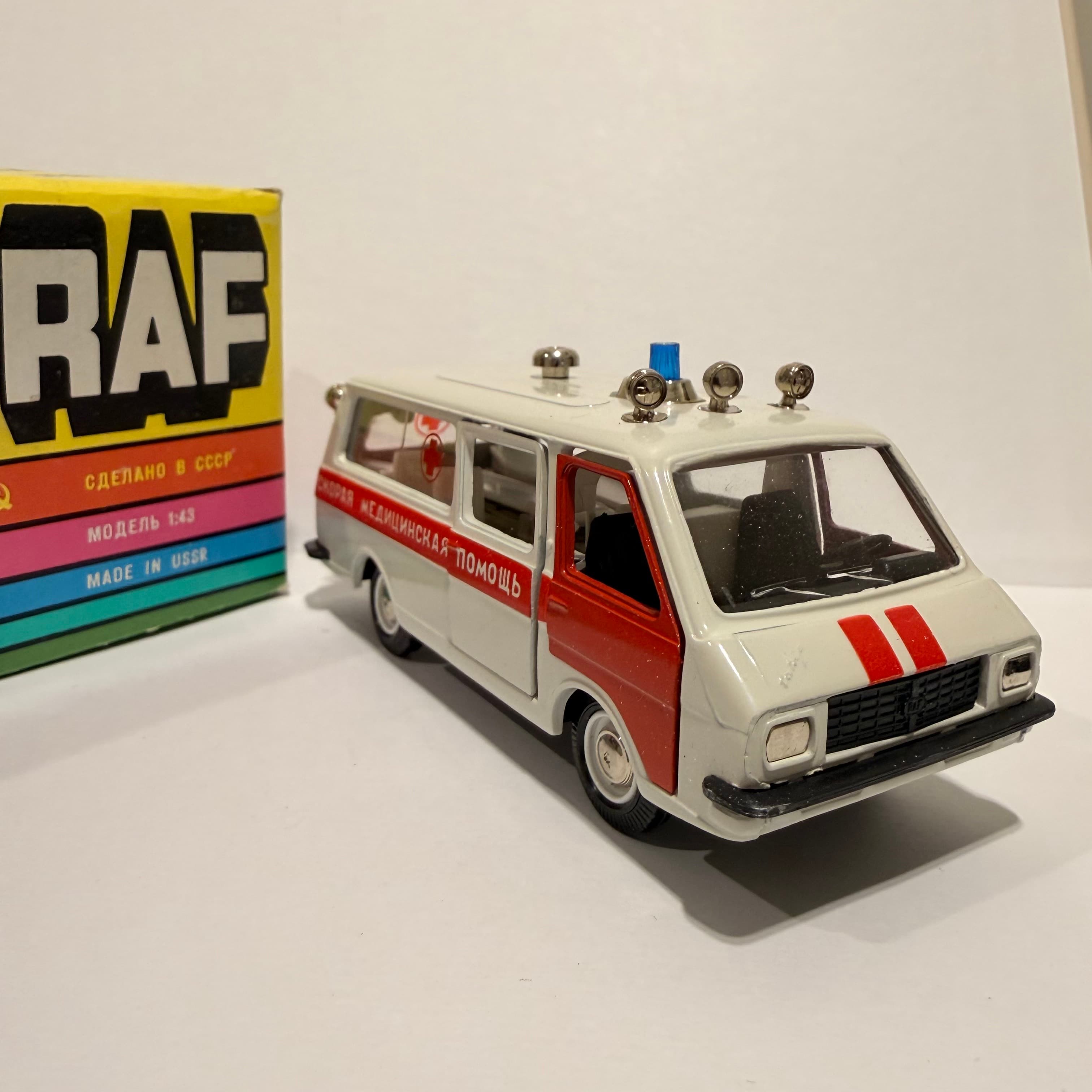 Raf 2203 Скорая помощь превью 2