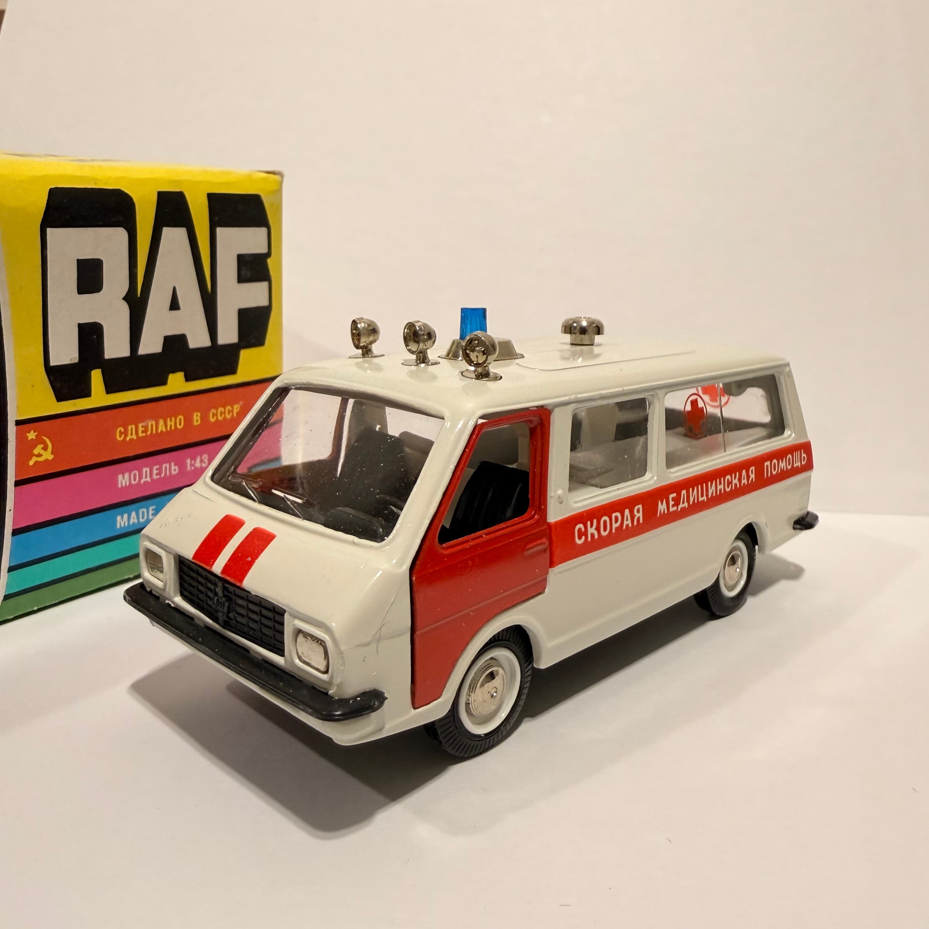 Raf 2203 Скорая помощь превью 3